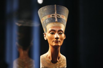 77/ Kultur: Nofretete im Nordkuppelsaal des Neues Museum auf der Berliner Museumsinsel, Aegyptisches Museum, Papyrussamm