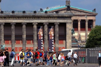 Bildnummer: 50876483  Datum: 16.08.2005  Copyright: imago/PEMAX
Besuchergruppe vor dem alten
