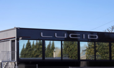 06.04.2025,
NRW, Deutschland,
Elektromobilität, Autohersteller,
Lucid Schriftzug am Firmengebäude eines Händlers des amerikanischen E-Auto-Produzenten,