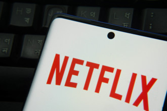 Dhaka, Bangladesch, 11. März 2025: Smartphone auf der Oberfläche mit Netflix-Logo. Netflix ist ein amerikanischer Anbieter von Bezahlfilmen.