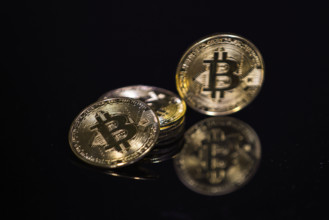 Symbolbild / Symbolfoto von mehreren Bitcoin Münzen am 12.11.2024 in München Digitale Währungen wie Bitcoin rücken immer