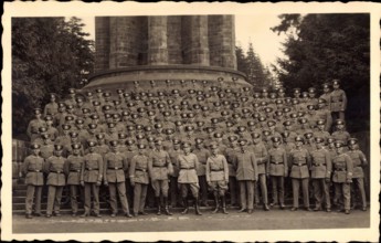 Detmold in Nordrhein Westfalen Soldaten vor dem Hermannsdenkmal