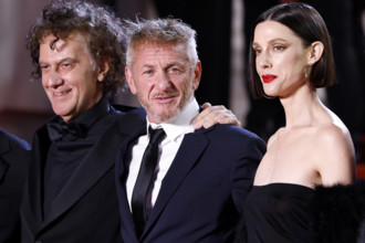Jean-Stephane Sauvaire, Sean Penn und Raquel Nave bei der Premiere des Kinofilms Black Flies auf dem Festival de Cannes