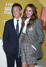NEW YORK, NY- APRIL 18: Sean Penn and Julia Roberts at the NY Premiere of Gaslit at The Metropolitan Museum of Art in N