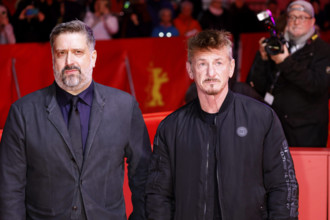 Aaron Kaufman und Sean Penn auf der Berlinale 2023 / 73. Internationale Filmfestspiele Berlin vor dem Berlinale Palast.