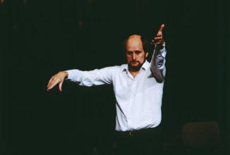 ROGER NORRINGTON Roger Norrington, britischer Dirigent, Interpret Alter Musik, hier bei einer Orchesterprobe, circa 1997