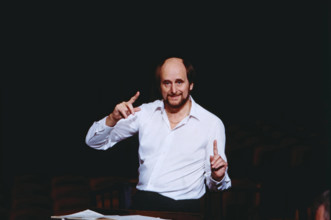 ROGER NORRINGTON Roger Norrington, britischer Dirigent, Interpret Alter Musik, hier bei einer Orchesterprobe, circa 1997