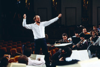 ROGER NORRINGTON Roger Norrington, britischer Dirigent, Interpret Alter Musik, hier bei einer Orchesterprobe, circa 1997
