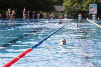 Deutsches Schwimmabzeichen Bronze (Freischwimmer) Kleinmachnow, Deutschland - 16.8.2024: Ein 7-jähriger Junge aus Berlin