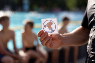 Deutsches Schwimmabzeichen Bronze (Freischwimmer) Kleinmachnow, Deutschland - 16.8.2024: Der Schwimmleher eines 7-jährig