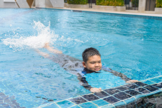 Jugendlicher bereit zum Schwimmen im Schwimmbad
