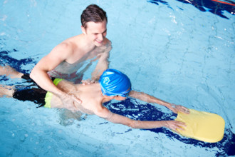 schwimmlehrer,schwimmbrett,schwimmanfänger,schwimmtrainer,trainer *** teacher,swimming board,school presenter,teachers,s