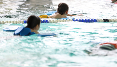 Schwimmkurs 15.02.2023, Soemmerda, Schwimmhalle, Schwimmunterricht, Schwimmkurs fuer Kinder *** Swimming course 15 02 20