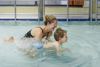 Thema: Vorschulkind im Schwimmbad lernt schwimmen in einem oeffentlichen Bad. Bornheim Deutschland *** Theme preschool c