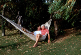 Gunter Sachs Gunter Sachs mit Ehefrau Mirja im Garten des Anwesens in St. Tropez, Frankreich 1970er Jahre. Gunter Sachs