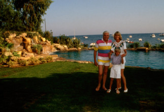 Gunter Sachs Gunter Sachs und Ehefrau Mirja und Sohn Claus Alexander im Garten des Anwesens in St. Tropez, Frankreich 19