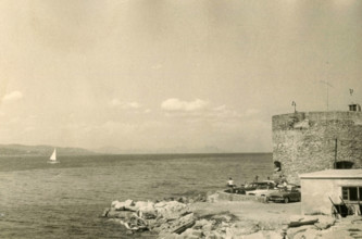 Round tower overlooking Saint Tropez port, France, 1961 PUBLICATIONxNOTxINxITA