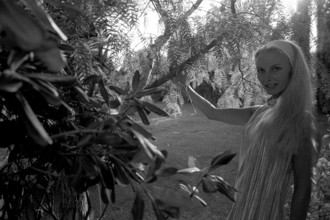 Eliette von Karajan (épouse de Herbert von Karajan) dans leur propriété familiale à St. Tropez.
29