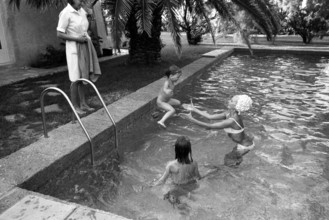 Eliette von Karajan (épouse de Herbert von Karajan) avec ses filles Isabel et Arabel dans leur
