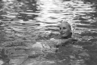 Eliette von Karajan (épouse de Herbert von Karajan) dans leur propriété familiale à St. Tropez.
29