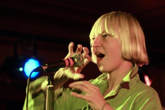 8/ Konzert: Sia Kate Isobelle Furler (Gesang), im Berliner Roter Salon, Sängerin, Singer-Songwriter, elektro, Musik Berl