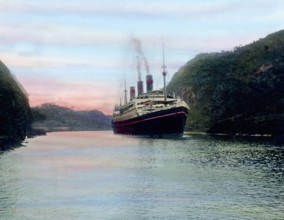 Amerika Ein stolzes Dampfschiff bei der Fahrt durch den Panamakanal. America, Northern, North, USA, United States of Ame