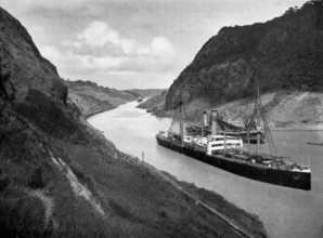 The Canal in use ; USS Kentuckian passing Cucaracha Slide , Panama 24 January 1915 Mono Book Illustration !AUFNAHMEDATUM
