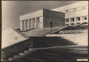 Poelzig Hans (1869-1936), I.G.-colors in Frankfurt/Main. Administration building (1928-1931): Stairs to the farm buildin