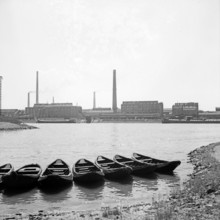 Ludwigshafen Sieben Ruderboote am Rheinufer in Ludwigshafen, gegenüber den BASF Werken, Deutschland 1930er Jahre. Seven