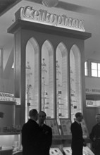 Messe Leipzig 1940 Am Messestand der Kalle & Co. AG, die mit ihrem Produkt Cellophan wirbt auf der Messe Leipzig, Deutsc