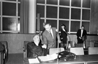 Bildnummer: 55894327  Datum: 21.12.1964  Copyright: imago/United Archives
On the trial for war
