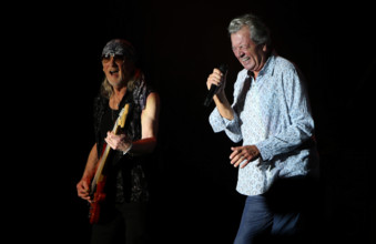 Ian Gillan (rechts), Sänger von Deep Purple, beim Auftritt von Deep Purple am Summerside Festival in Grenchen am 20. Jun
