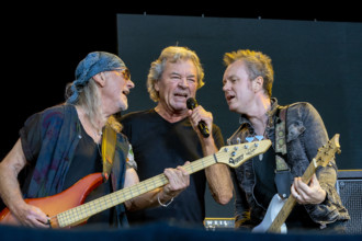 Bassist Roger Glover, Sänger Ian Gillan, Gitarrist Simon McBride (vlnr) mit der britischen Rockband Deep Purple beim Li