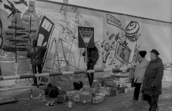 PGH Glühende Zukunf DDR, Berlin, 22.11.1989, Mitglieder der Künstlergemeinschaft PGH Glühende Zukunft bemalen die Mauer