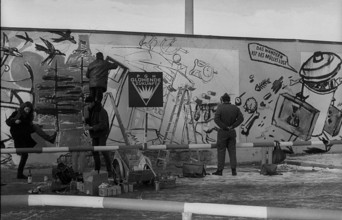 PGH Glühende Zukunf DDR, Berlin, 22.11.1989, Mitglieder der Künstlergemeinschaft PGH Glühende Zukunft bemalen die Mauer