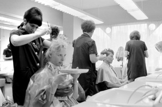 Vom Friseursalon zum Museum Ganzenhauser Karl-Marx-Stadt/Friseursalon am Fritz-Heckert-Platz, nach der Wende Falkeplatz.
