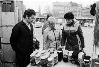 Markttag 04 05 1985 Karl Marx Stadt DDR Markttag in der Stadt Basar Markthändler Wellensitich