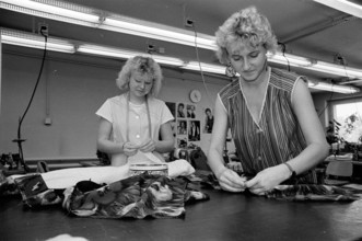 PGH Rustri 19 06 1990 DDR Chemnitz Wirtschaft Handwerk Produktion PGH Rustri Schneiderei Chem