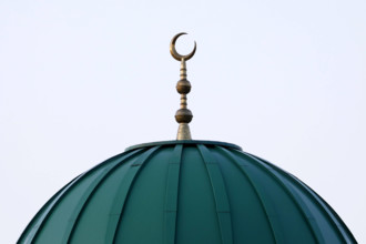 Ein Halbmond krönt das Dach der Al-Muhajirin Moschee in Bonn. Die Hilal (Mondsichel) ist ein arabischer Begriff für die