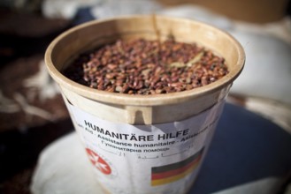 Nahrungsmittelverteilung durch die Johanniter Unfallhilfe in Nordkenia. Ausgabe von Bohnen an Einheimische. Teremukus,
