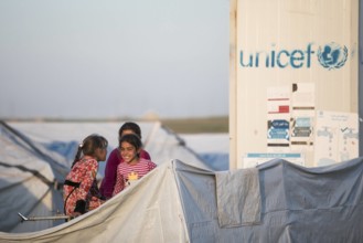 Kinder in der Fluechtlingsunterkunft Hasansham U3 Im Hintergrund ist auf einem Container das Unice