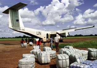 Flugzeug der UN bringt Ballen mit Lebensmitteln während der Hungersnot im Sudan