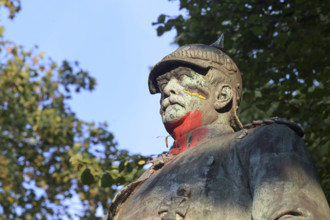Otto von Bismarck Denkmal DEUTSCHLAND, Hamburg-Altona, Denkmal Reichskanzler Otto Fürst von Bismarck mit roter Farbattac