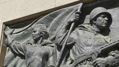 Heroisches Detail des Bronzereliefs im Sowjetischen Ehrenmal Schoenholz Das 1949 errichtete Ehrenmal in der Schönholzer