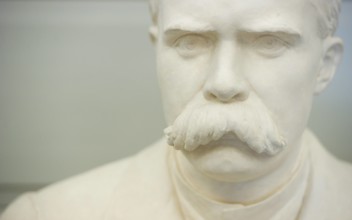 Weimar: Eine Büste von Friedrich Nietzsche steht im Treppenhaus des Goethe- und Schiller-Archiv in Weimar und weist auf