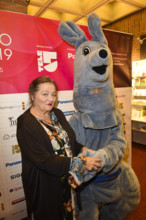 Marianne Saegebrecht die Schauspielerin mit dem Camgaroo Maskottchen kommen am 27.11.2019 zur