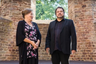 68 Bad Hersfelder Festspiele 2018 Marianne Sägebrecht besichtigt Stiftsruine Marinne Sägebrecht m