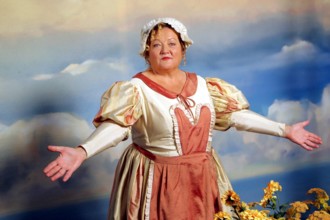 Sägebrecht als Frau Holle Marianne Sägebrecht als Frau Holle im neuen Märechenfilm Frau Holle , der zur Zeit in den Have
