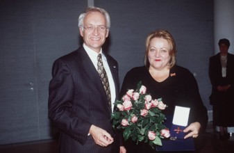 Marianne Sägebrecht bekommt von Edmund Stoiber Verdienstkreuz 1. Klasse verliehen 10/95 kri seriös Orden Trophäe Preisv