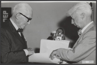 Elsevier photo collection. Presentation of the dikk prices in Stedelijk Museum in Amsterdam, Links Architect Le Corbusie